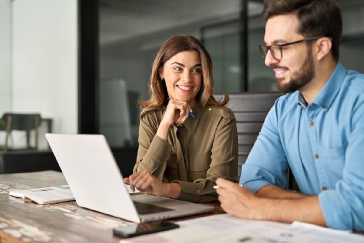 barbat si femeie utilizand analizand optiuni de finantare si leasing masini