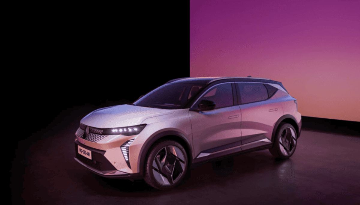 Renault Scenic in studio