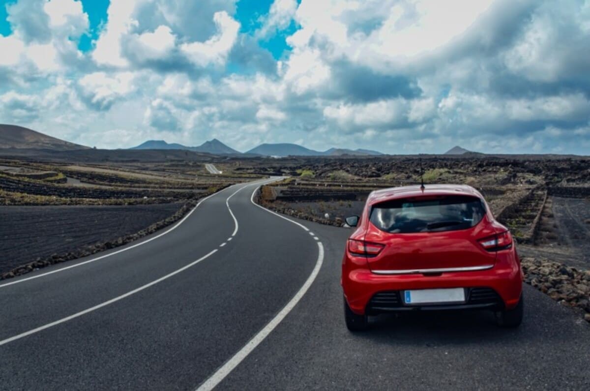 Renault pe un drum cu poalele muntelui in fata