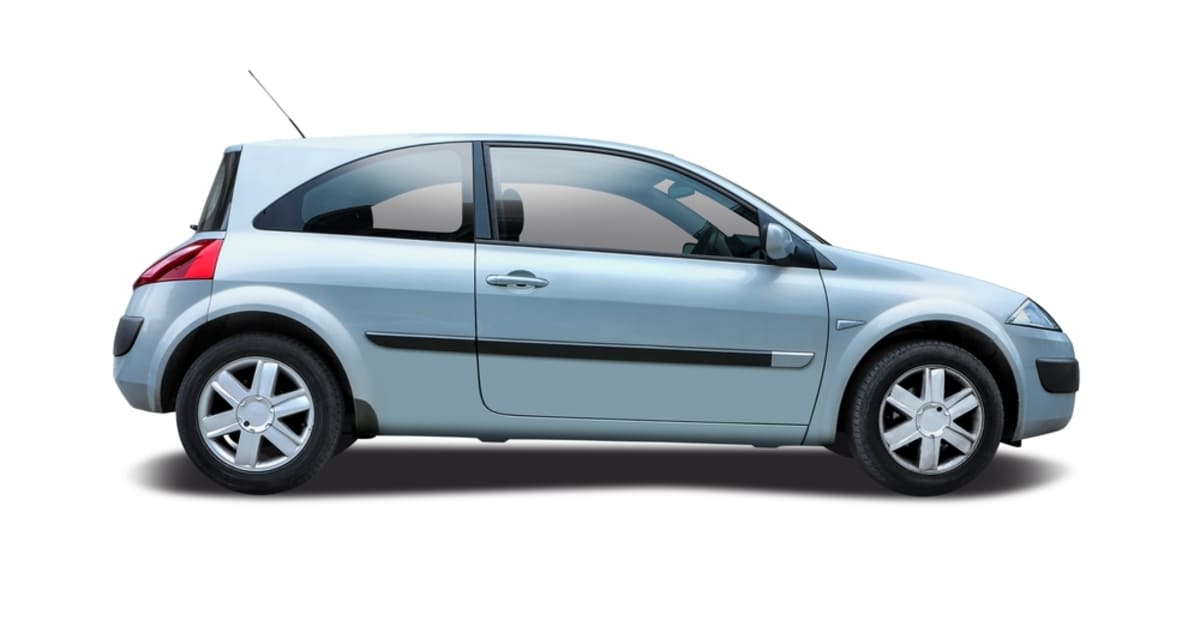 masina Renault pe fundal alb