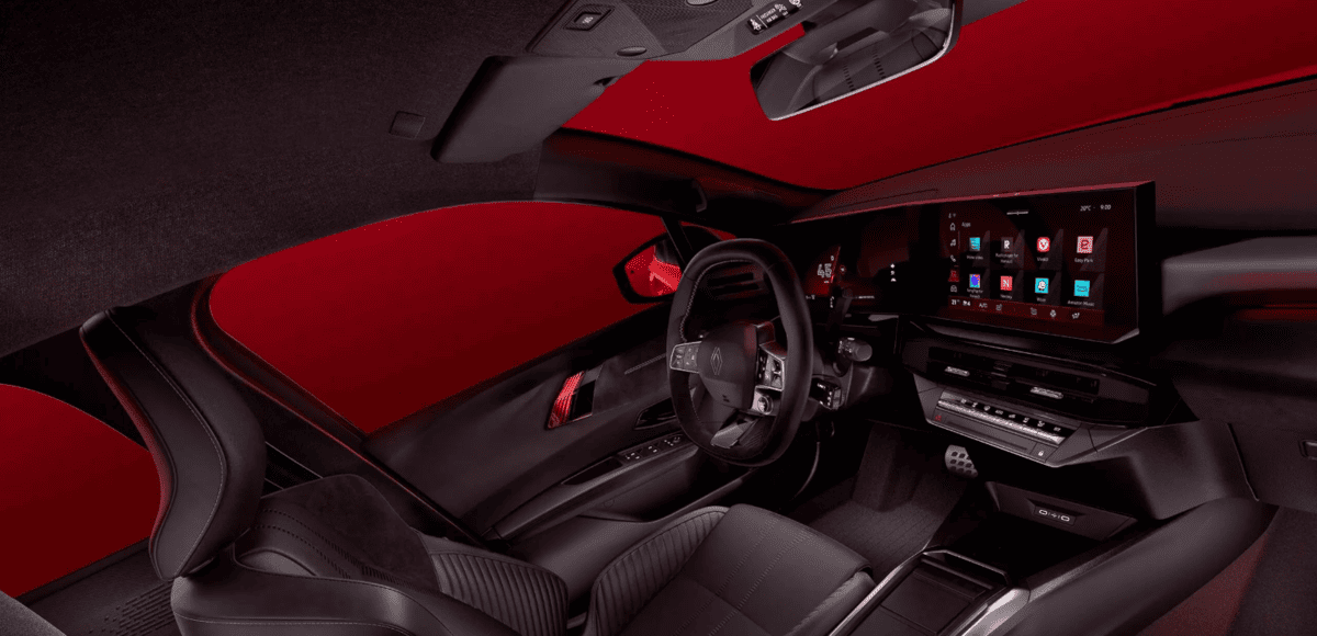 interior Renault Clio pe fundal rosu
