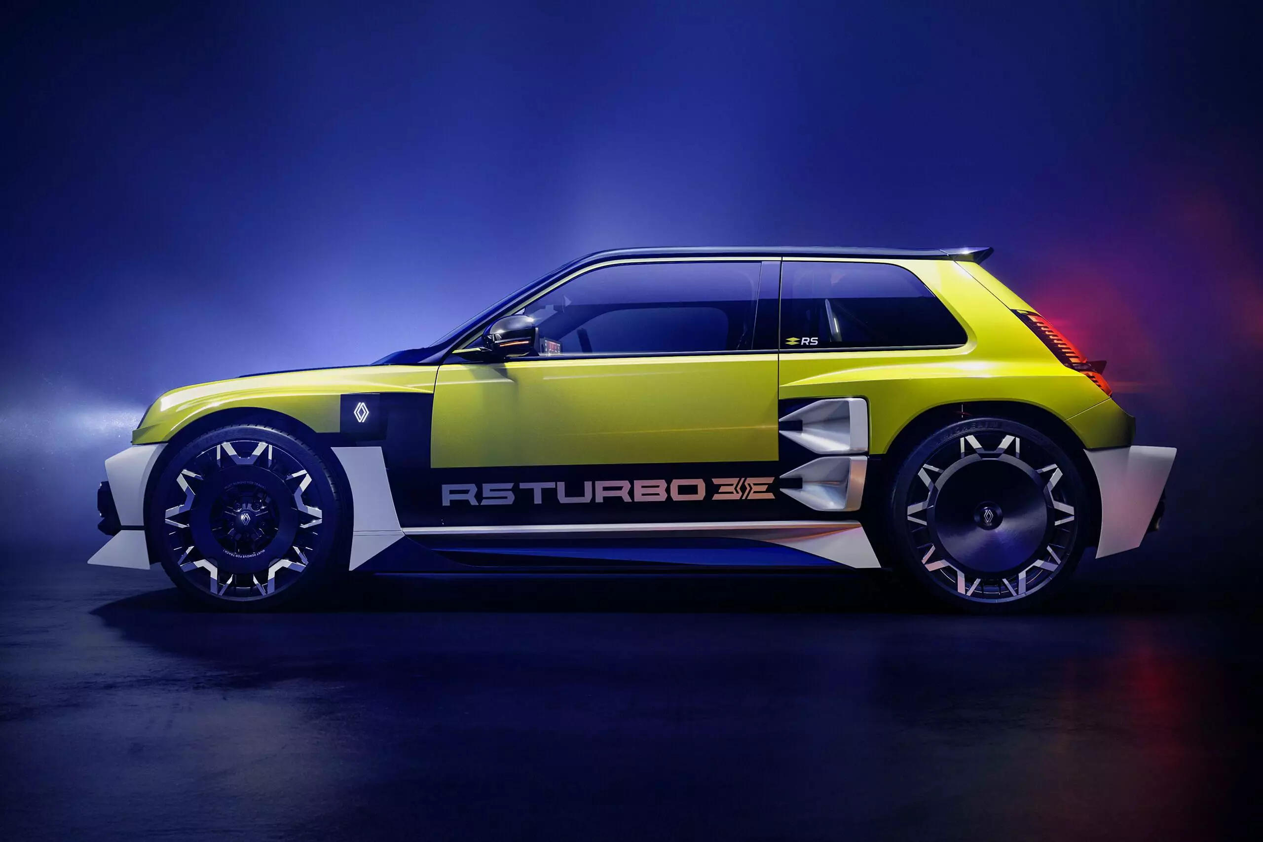 siluetă emblematică și ultrasportivă - Renault 5 Turbo 3E