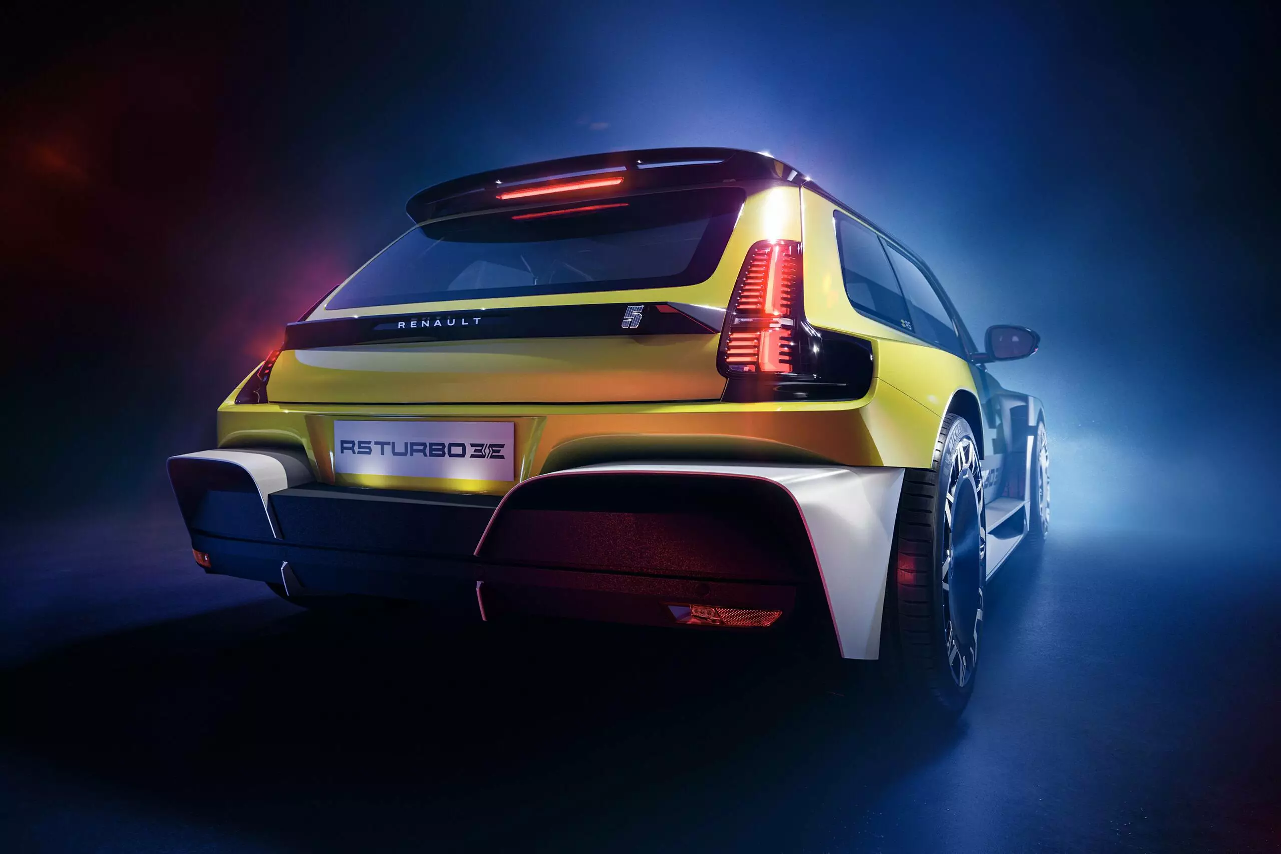 bandou spate inscripționat cu cifra 5 - Renault 5 Turbo 3E